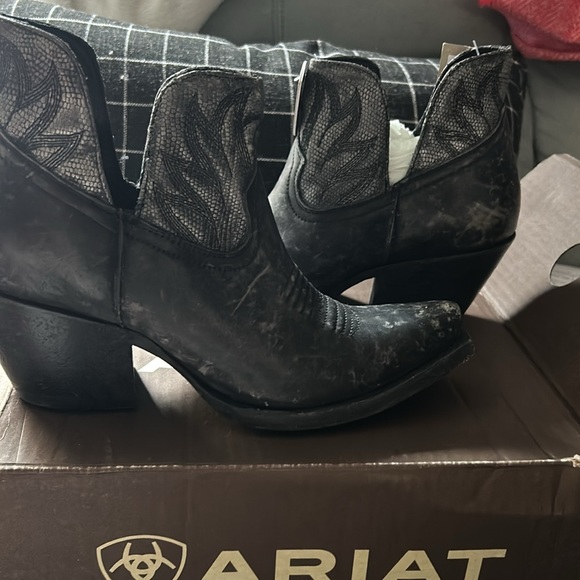 Ariat cowgirl boots size 8 new in box - Picture 2 of 9